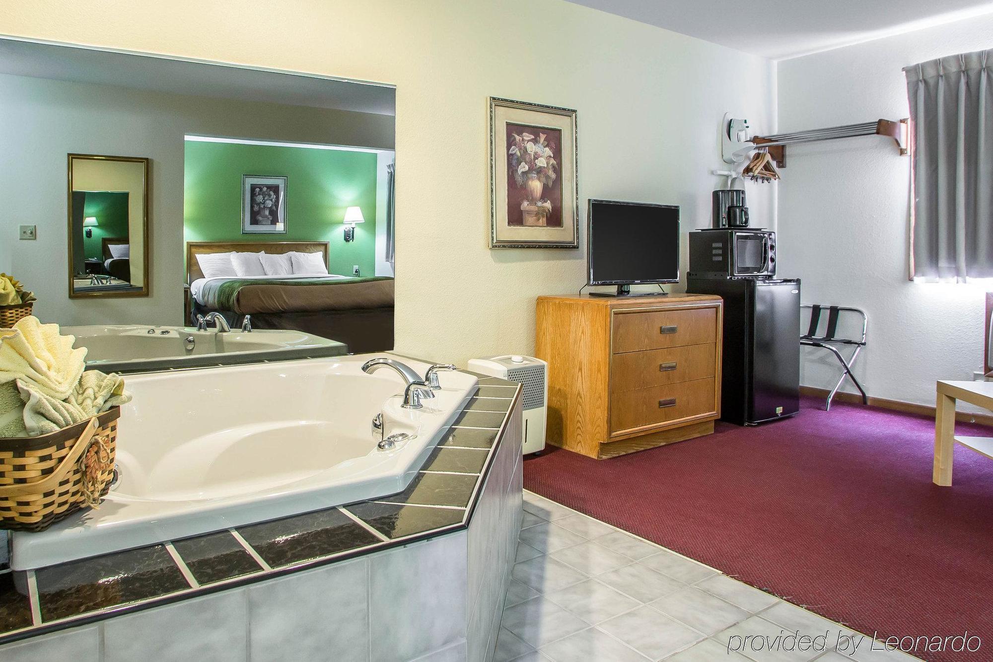 Econo Lodge Inn & Suites דובוק מראה חיצוני תמונה