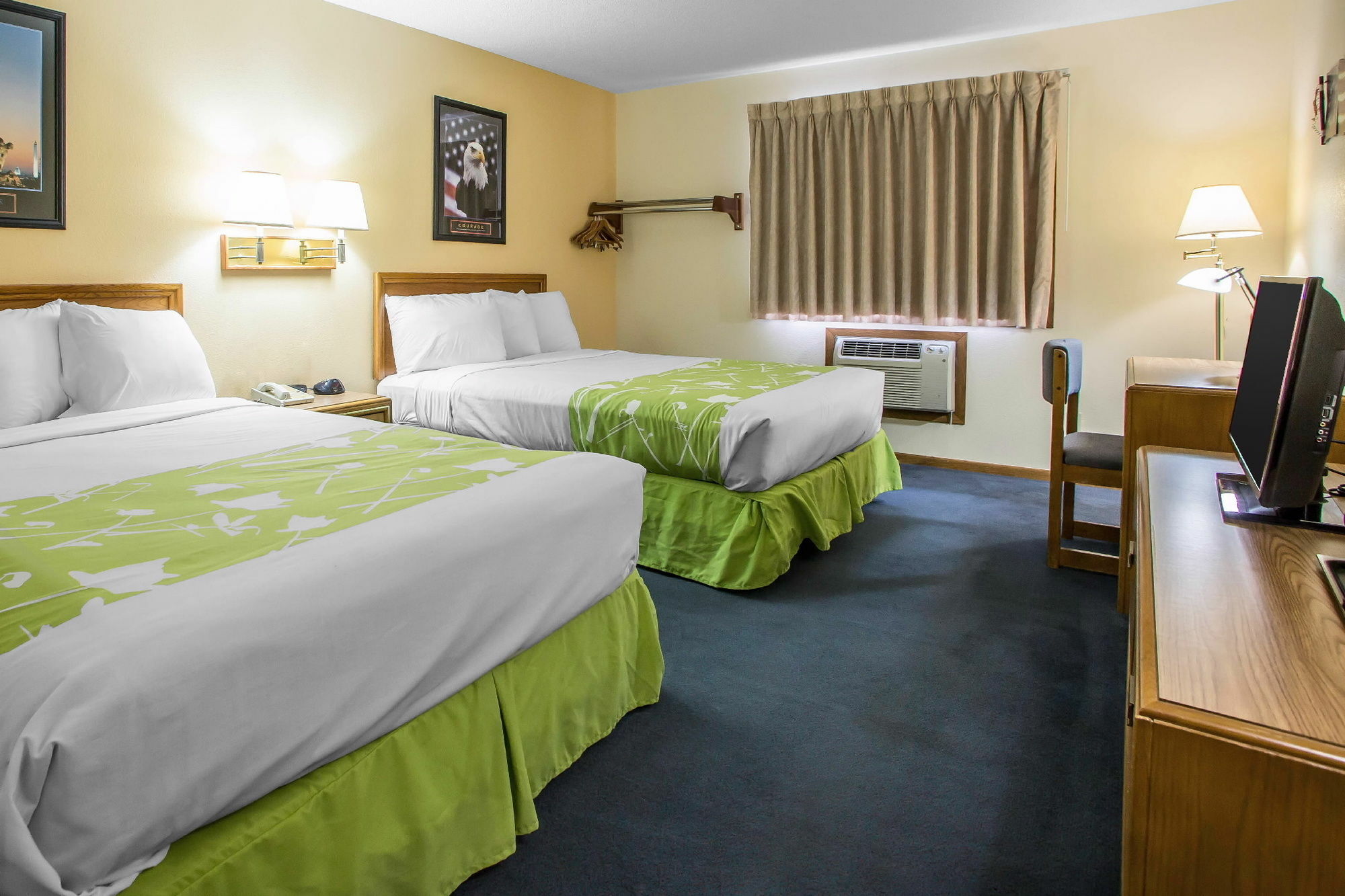 Econo Lodge Inn & Suites דובוק מראה חיצוני תמונה